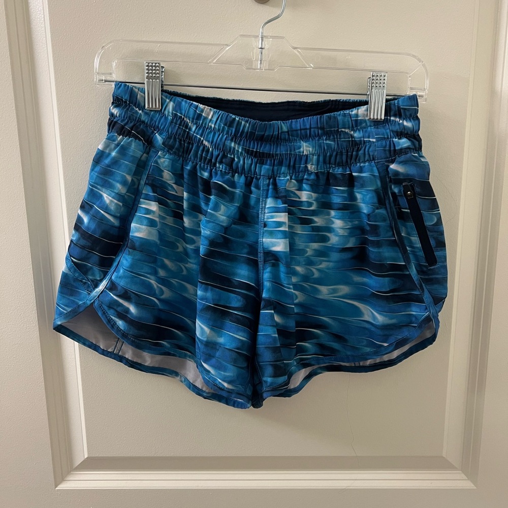 Lululemon Women Tidal Multi Water Blue Print Elastic Waist 4” Tracker Short